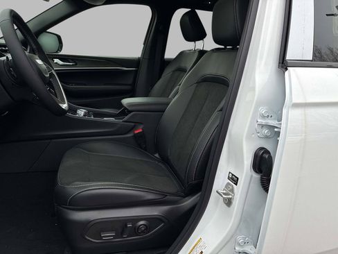 New 2026 Jeep Grand Cherokee Altitude AWD/4WD image 9