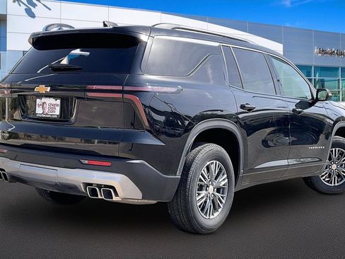 Used 2025 Chevrolet Traverse LT FWD image 2