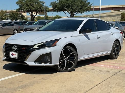 New 2025 Nissan Altima 2.5 SR image 2