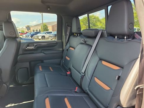 Used 2024 GMC Sierra 2500 AT4 w/ AT4 Preferred Package AWD/4WD image 10