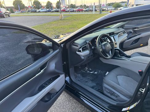 Used 2018 Toyota Camry LE FWD image 10
