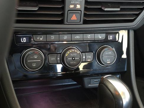 Used 2021 Volkswagen Jetta SEL Premium FWD image 17