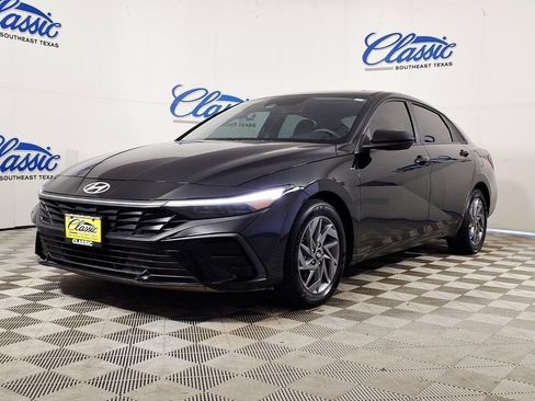 Used 2025 Hyundai Elantra Hybrid FWD image 5