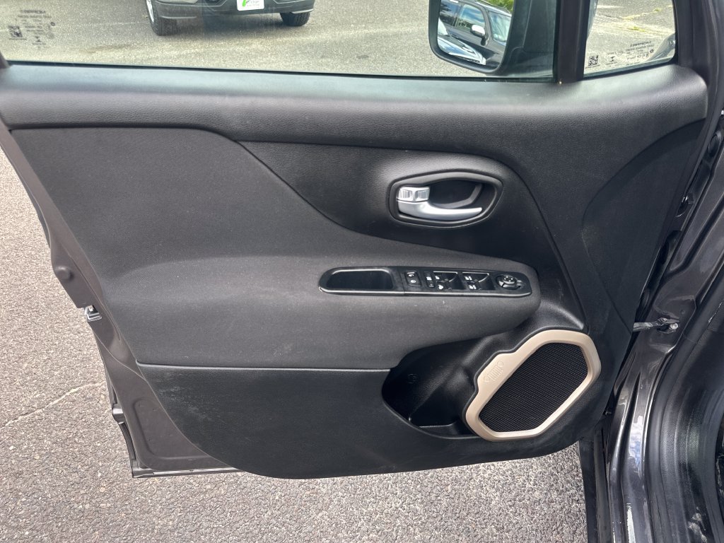 Used 2017 Jeep Renegade Latitude w/ Cold Weather Group AWD/4WD image 10