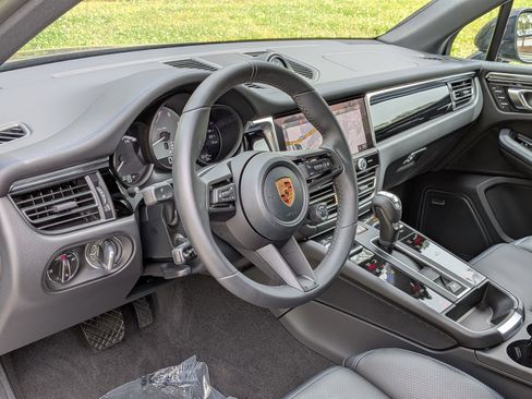 Certified 2026 Porsche Macan S AWD/4WD image 4