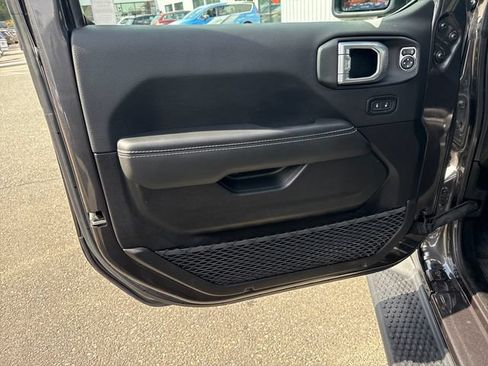 Used 2022 Jeep Wrangler Unlimited Sahara w/ Cold Weather Group AWD/4WD image 15