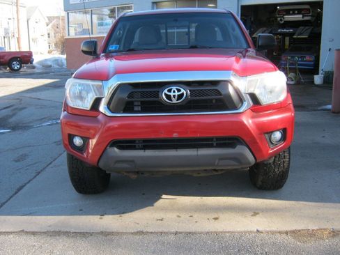 Used 2014 Toyota Tacoma 4x4 Access Cab V6 w/ TRD Off-Road Package image 2