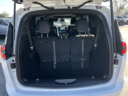 New 2026 Chrysler Pacifica Limited image 7