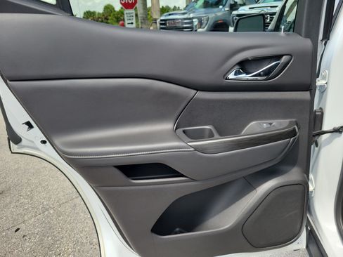 Used 2023 GMC Acadia SLT FWD image 26