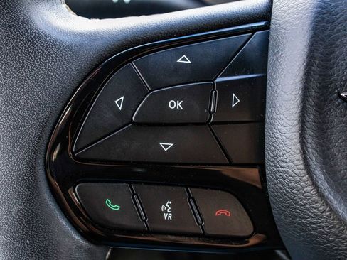 Used 2022 Chrysler Pacifica Touring-L w/ Uconnect Theater Family Group FWD image 26