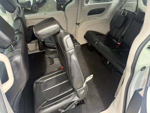 Used 2023 Chrysler Pacifica Touring-L FWD image 38