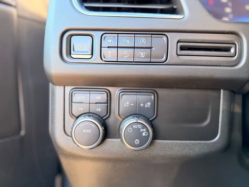 Used 2023 Chevrolet Suburban Z71 w/ Luxury Package image 23