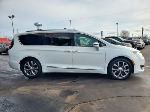 Used 2019 Chrysler Pacifica Limited w/ Tire & Wheel Group image 5