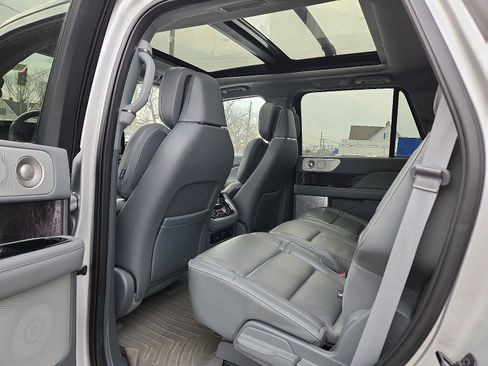Used 2019 Lincoln Navigator Reserve image 10