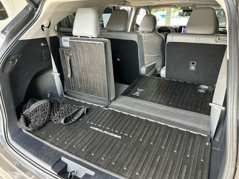 Used 2024 Toyota Highlander XLE AWD/4WD image 22