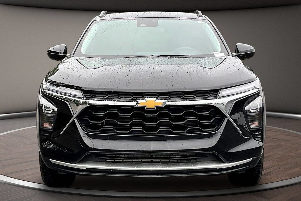Used 2025 Chevrolet Trax LT FWD image 2