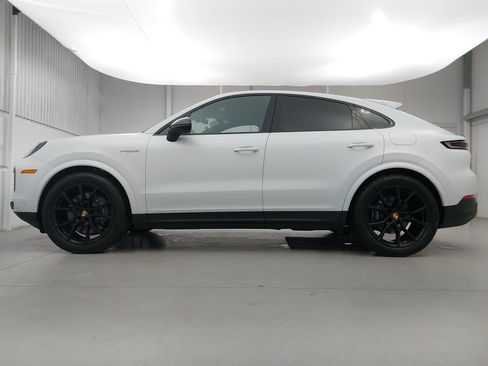Certified 2026 Porsche Cayenne E-Hybrid Coupe AWD/4WD image 2