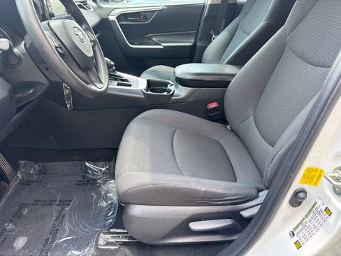 Used 2019 Toyota RAV4 LE w/ Carpet Mat Package FWD image 9