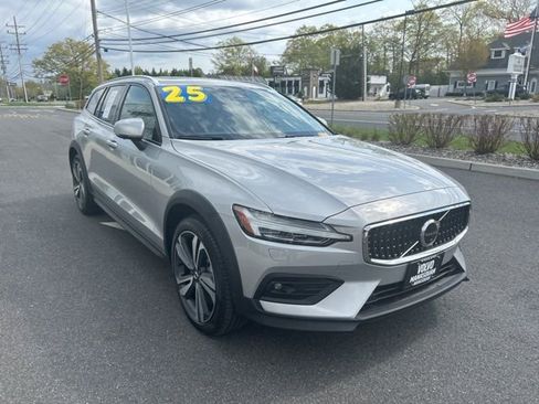 Used 2025 Volvo V60 B5 Cross Country Plus AWD/4WD image 6
