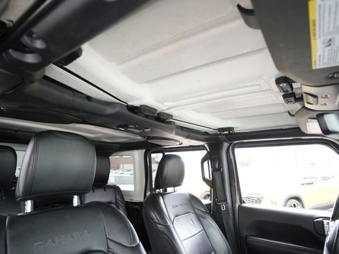 Used 2018 Jeep Wrangler Unlimited Sahara w/ Dual Top Group AWD/4WD image 30
