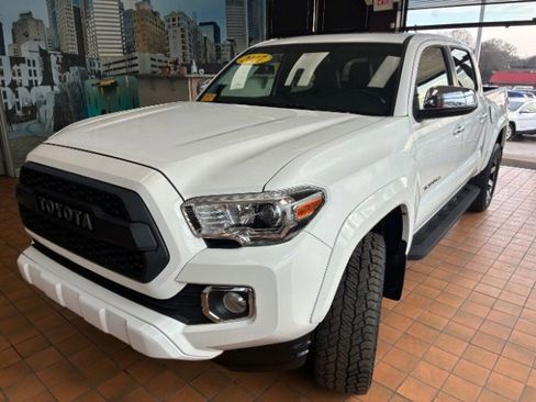 Used 2017 Toyota Tacoma Limited w/ Tow Package image 8