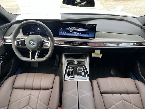 Used 2025 BMW i7 xDrive60 image 29