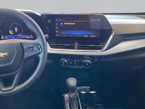 Used 2025 Chevrolet Trax LT FWD image 9