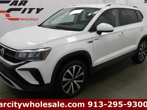 Used 2022 Volkswagen Taos SE image 1