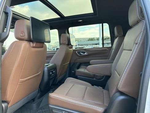 Used 2024 Chevrolet Suburban High Country image 10