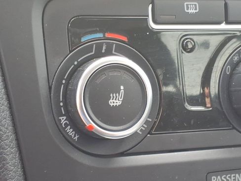 Used 2012 Volkswagen Golf 4-Door FWD image 9