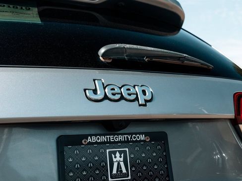 Used 2021 Jeep Grand Cherokee Limited AWD/4WD image 17