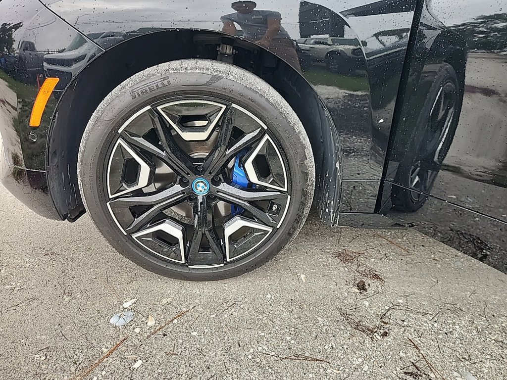 Used 2024 BMW iX xDrive50 w/ Premium Package AWD/4WD image 8