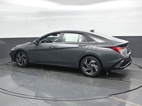 Used 2025 Hyundai Elantra Limited image 9