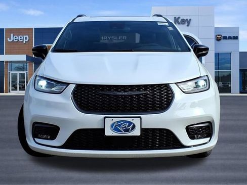 New 2025 Chrysler Pacifica Select w/ Fav Edition Package image 2