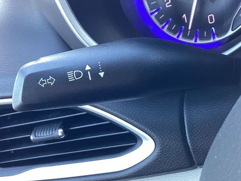 Used 2024 Chrysler Pacifica Touring-L FWD image 35