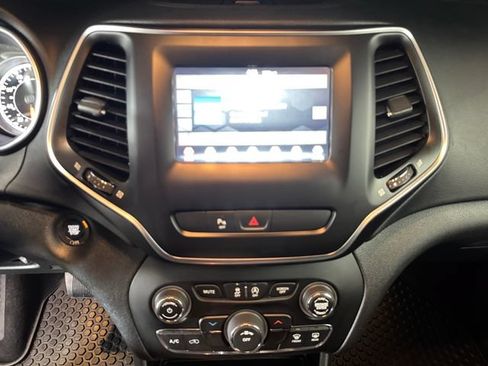Used 2019 Jeep Cherokee Latitude Plus w/ Cold Weather Group AWD/4WD image 5