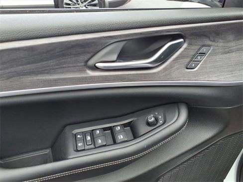 Used 2024 Jeep Grand Cherokee L Limited w/ Black Appearance Package image 13