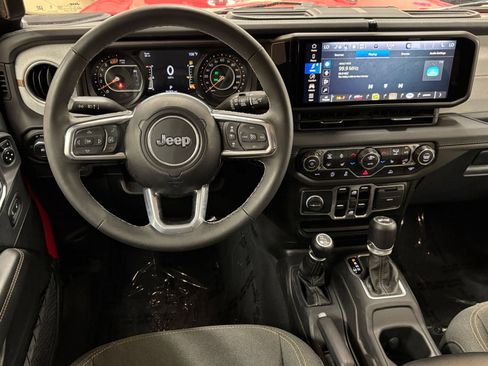 Used 2025 Jeep Wrangler Unlimited Sahara AWD/4WD image 34