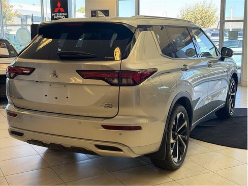 Used 2025 Mitsubishi Outlander 4WD Plug-In Hybrid image 4