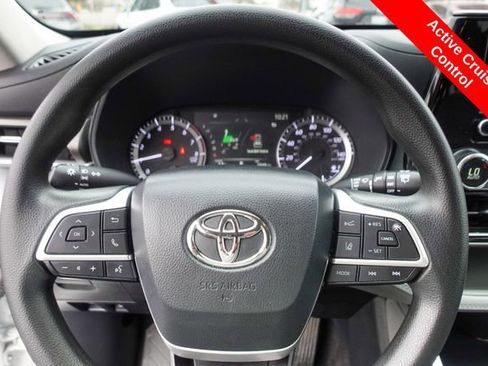 Certified 2023 Toyota Highlander L image 15