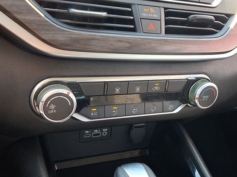Used 2024 Nissan Altima 2.5 SV FWD image 17