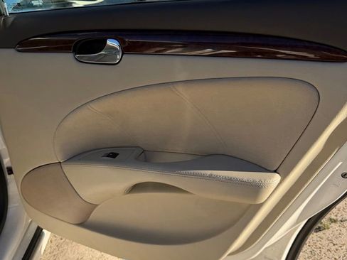 Used 2011 Buick Lucerne Super image 22