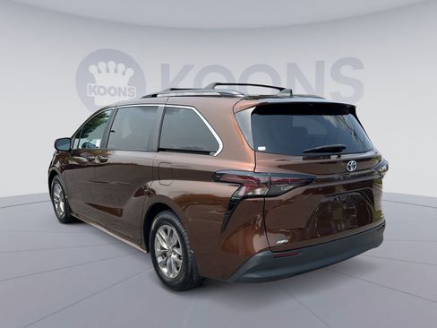 Used 2023 Toyota Sienna LE AWD/4WD image 4