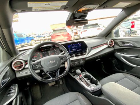 Used 2025 Chevrolet Trax RS image 29