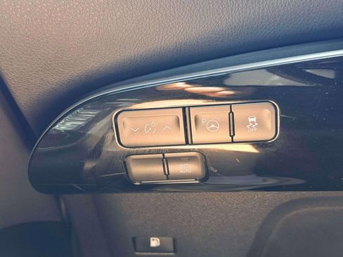 Used 2019 Toyota Prius XLE AWD/4WD image 17
