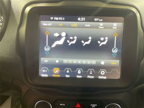 Certified 2023 Jeep Renegade Latitude image 19