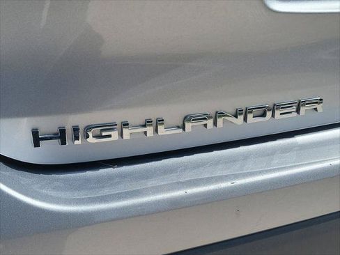 Used 2024 Toyota Highlander LE FWD image 6