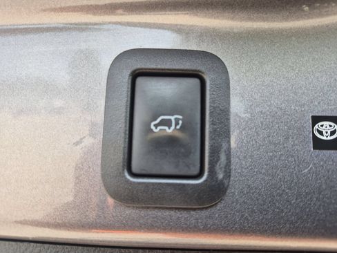 Used 2014 Toyota Highlander XLE AWD/4WD image 28
