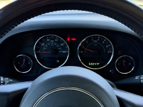Used 2018 Jeep Wrangler Unlimited Sahara w/ Connectivity Group AWD/4WD image 28