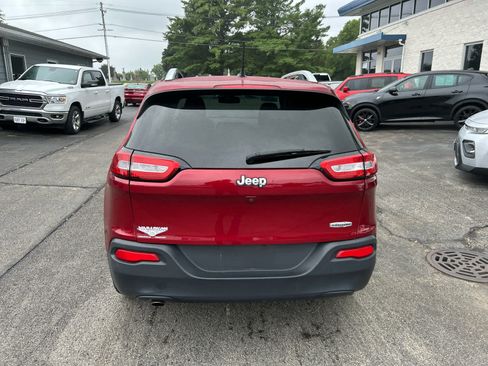 Used 2017 Jeep Cherokee Latitude w/ Cold Weather Group FWD image 6